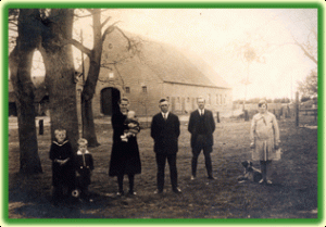Auf diesem Foto, aus dem Jahre 1930, sind die Eltern des jetzigen Seniors Johannes Robben, der Onkel Anton, Johannes als 6-jähriges Kind, sein Bruder Heinrich (vier Jahre), und ein Dienstmädchen.